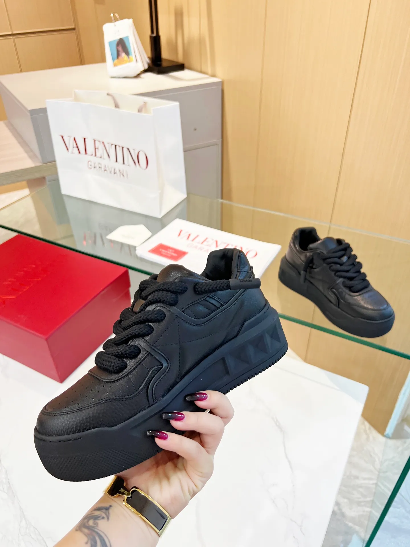 👟👟Ex-factory price 640👟👟 𝑽𝒂𝒍𝒆𝒏𝒕𝒊𝒏𝒐Valentino 𝑶𝒏𝒆𝑺𝒕𝒖𝒅 Couple sneaker series Valentino 2023 new couple sneakers are on sale. The original Z👟👟 was purchased and dismantled at the ex-factory price. Repeated pattern making and modifications. We strive to restore it one to one! Top luxury masterpiece. Signature rivet design. Soft and comfortable genuine sheepskin brings excellent and elegant texture and excellent on-foot comfort. Top purchasing version upper: imported calfskin surface/original oil edge craftsmanship. Lining: water-dyed cowhide lining. Outsole: original development 𝐓𝐏𝐔 two-color combination outsole. Packaging: original configuration complete package. Code number: 34-𝟒𝟓